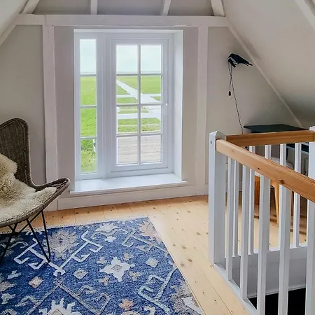 Maritime Secluded On The Dike Feriehus