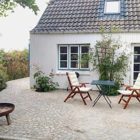 Maritime Secluded On The Dike Feriehus