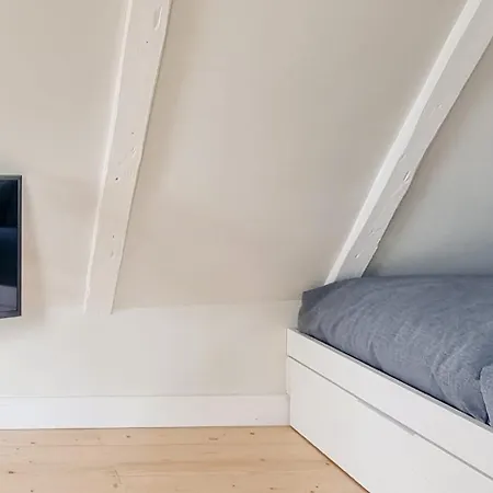 Maritime Secluded On The Dike Feriehus