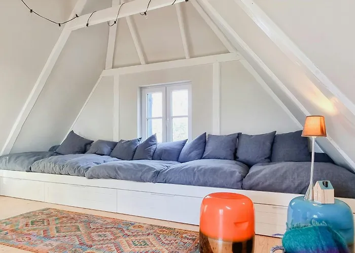 Maritime Secluded On The Dike *